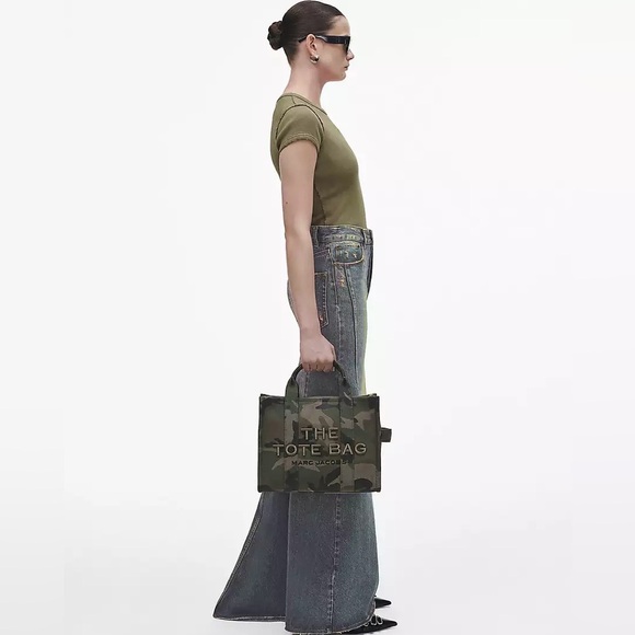 2S4HTT002H03 - Marc Jacobs The Camo Jacquard Medium Tote Bag - Picture 15 of 16